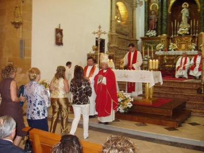 20070704115745-confirmacion-de-loperanos-por-el-obispo.jpg
