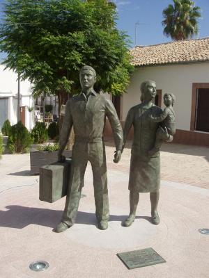 20080821110654-foto-3-escultura-de-los-emigrantes.jpg