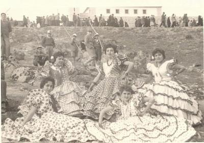 20100416161140-foto-3.-loperanas-ataviadas-con-traje-de-gitana-en-la-romeria-de-1959.jpg
