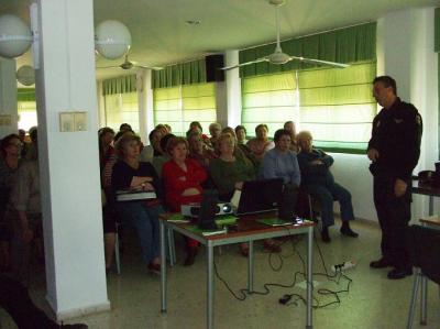 20100430163425-charla-sobre-seguridad-ciudadana-para-mayores.jpg