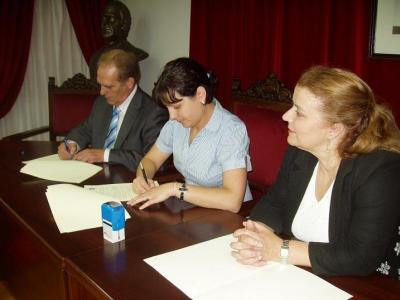 20100609190211-copia-de-firma-convenio-diputacion-ayuntamiento-ampliacion-pabellon-polideportivo.jpg